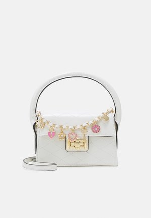 Sac à main matelassé blanc avec poignée supérieure et chaîne dorée ornée de charms cœur, fleur, clé et cadenas rose et or.