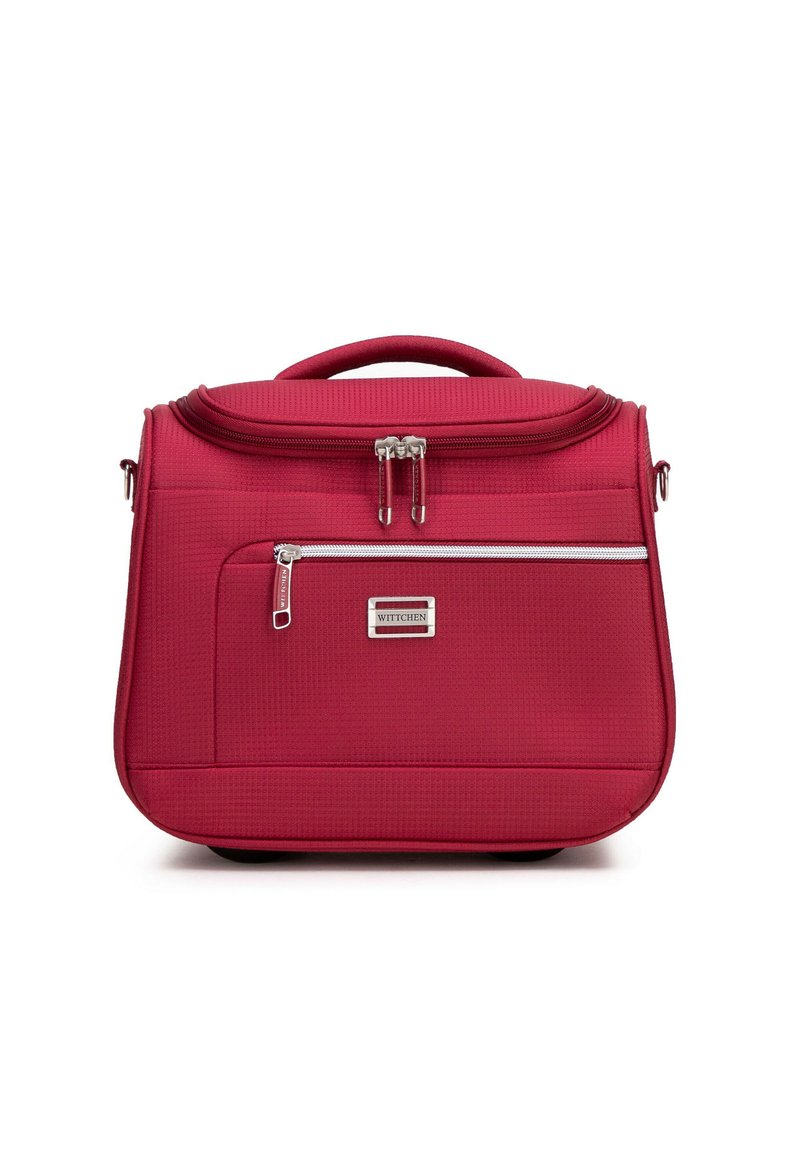 Borsa strutturata rossa realizzata in materiale testurizzato, dotata di manico superiore, tasca frontale con zip e logo del marchio in argento.