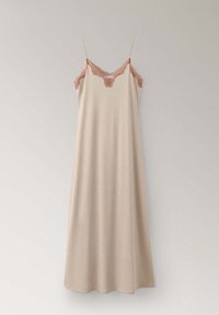 Longue robe nuisette beige avec fines bretelles et bordure en dentelle marron le long de l'encolure et des emmanchures sur un fond uni.