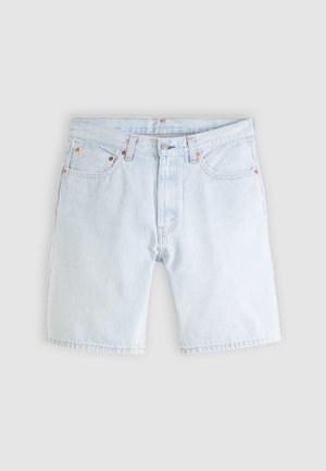 Jasnoniebieskie szorty dżinsowe z pięcioma kieszeniami, zapięciem na guziki, szlufkami na pasek i średniej długości krojem.