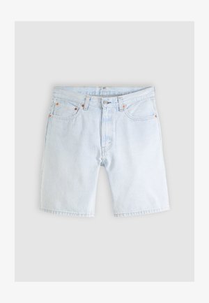 Jasnoniebieskie szorty dżinsowe z pięcioma kieszeniami, zapięciem na guziki, szlufkami na pasek i średniej długości krojem.
