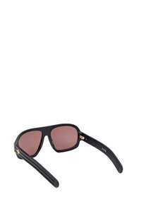 Occhiali da sole neri con lenti rettangolari, lenti rosa scuro e bracci neri texturizzati. Presentano un accento dorato vicino alle cerniere.