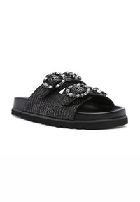 Zwarte slipper sandalen met een geweven textuur en decoratieve juweelaccenten op twee banden, en een dikke rubberen zool.
