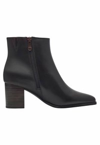 Bottines en cuir noir avec un bout pointu et un talon en bois de moyenne hauteur. Comprend une fermeture éclair sur le côté pour un enfilage facile. Texture lisse.