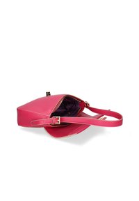 Borsa a tracolla in pelle rosa con forma triangolare, tracolla regolabile, hardware dorato e interno viola. Aperta angolarmente per mostrare l'interno.