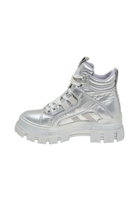 Srebrne sneakersy typu high-top o metalicznym wykończeniu, teksturowanej powierzchni, sznurowanym przodzie oraz wzorzystej gumowej podeszwie. Posiadają wyściełany kołnierz oraz akcenty.