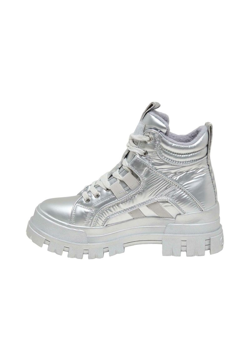 Srebrne sneakersy typu high-top o metalicznym wykończeniu, teksturowanej powierzchni, sznurowanym przodzie oraz wzorzystej gumowej podeszwie. Posiadają wyściełany kołnierz oraz akcenty.