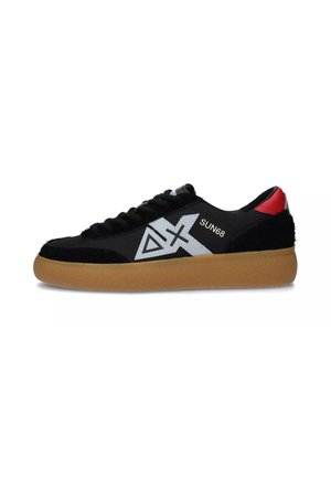 Sneaker nera con logo bianco, realizzata in materiali scamosciati e in pelle, con accenti rossi sul tallone e suola in gomma marrone. Design con lacci.
