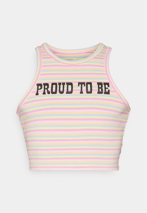 Κομμένο, πολυχρωμο ριγέ τοπ με το κείμενο "ΥΠΕΡΗΦΑΝΟΣ ΝΑ ΕΙΜΑΙ" σε συνδυασμό με φαρδιά άσπρα παντελόνια και γκρι αθλητικά παπούτσια.