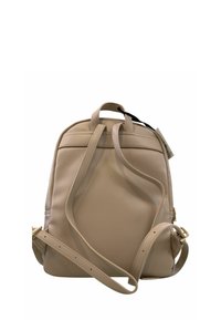 Zaino in pelle beige con due manici superiori, una tracolla removibile e una texture liscia. Presenta un compartimento con zip e hardware minimale.