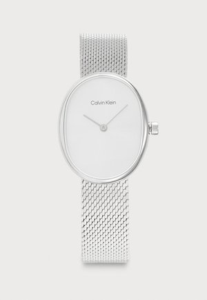 Silberne Calvin Klein Armbanduhr mit ovalem weißem Zifferblatt, minimalistischen Stunden- und Minutenzeigern und silbernem Mesh-Armband.