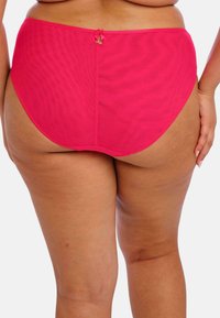 Culotte taille haute rose avec une texture lisse, une large ceinture et un petit nœud en accent à l'arrière. Coutures renforcées et design offrant une couverture complète.