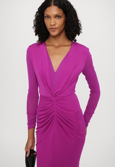Φούξια μακρυμάνικη φόρεμα με V-λαιμόκοψη, παρουσιάζοντας ραμμένα λεπτομέρειες στη μέση και κάτω, και λεία, ελαστική ύφανση.