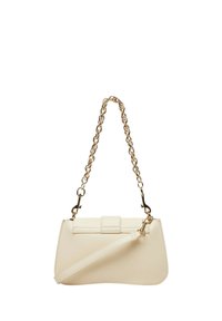 Cremfarbener synthetischer Lederhandtasche mit rechteckiger Form, goldener Kettenriemen und Klappenverschluss. Glatte Textur und schlichtes Design.