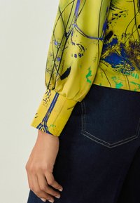 Next GATHERED SIDES REGULAR FIT - Blúzka - yellow blue print