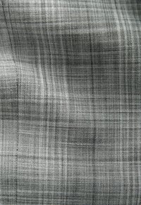 Tela de cuadros gris con una fina textura tejida, que presenta un sutil patrón de líneas alternas claras y oscuras.