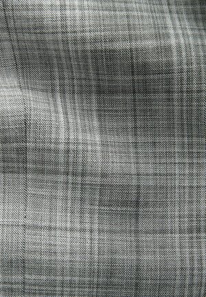 Tessuto a quadri grigio con una delicata trama intrecciata, caratterizzato da un sottile motivo di linee chiare e scure alternate.