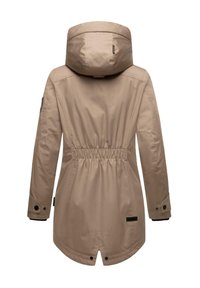 Beige buitenjack met een taillekoord, capuchon en lange mouwen. Heeft een gladde textuur en zwarte accenten bij de manchetten en de zoom.