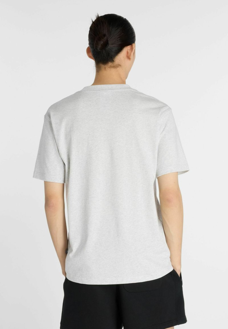 Grijze katoenen T-shirt met korte mouwen en ronde hals, weergegeven vanuit de achterkant. De stof lijkt glad met een subtiele textuur.