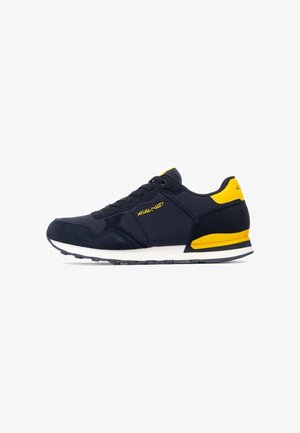 Sneakers di un blu navy scuro con accenti gialli e suole bianche. Presentano una tomaia mista in suede e rete, progettata per comfort e supporto.