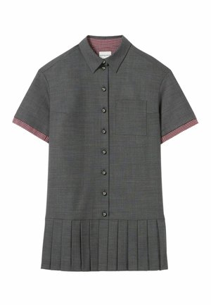 Camisa de manga corta en tela gris oscuro, con cierre de botones en la parte delantera, bolsillo en el pecho, dobladillo plisado y patrón de cuadros rojos en el cuello y las mangas.