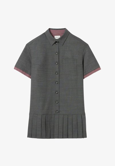 Camicia a maniche corte in tessuto grigio scuro con bottoni sul davanti, taschino sul petto, orlo plissettato e motivo a quadri rossi sul colletto e sulle maniche.