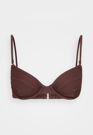 Barna bordázott bikini felsőrész, állítható pántokkal, merevítő támogatással és hátul koppintós záróval. Látható texturált anyag részlet.