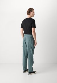 HUGO GARLO - Cargobukse - dark green