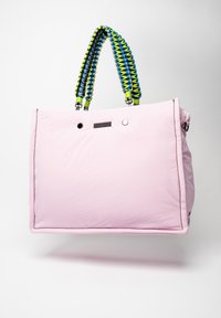 Sac fourre-tout rose en nylon avec une forme géométrique. Doté de poignées tressées bleu et vert et d'accents en métal argenté. Léger et texturé.