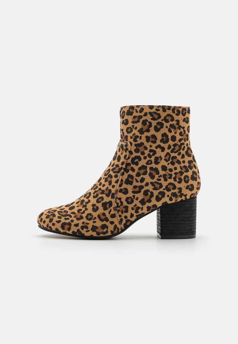 Bottines en daim doux à motif léopard avec un bout rond et un talon carré noir texturé. Présente une silhouette ajustée.