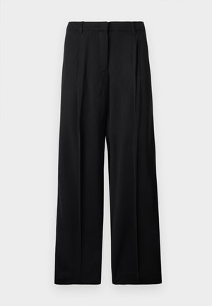 Pantalons larges noirs avec une texture lisse, dotés de plis à l'avant et d'une taille classique. Pas de matériel ou de motifs visibles.
