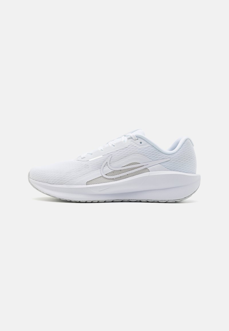 Baskets de course Nike en matériau mesh blanc avec des accents gris. Présentent un bout arrondi, des lacets, un col rembourré et une semelle extérieure texturée.