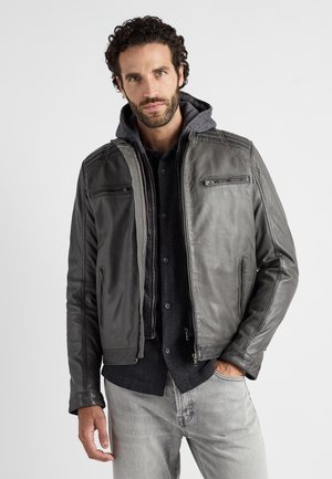 Szara skórzana kurtka z kapturem, z czterema kieszeniami na zamek i teksturowanymi akcentami na ramionach i rękawach, noszona na ciemnej koszuli.