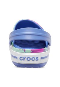 Blauwe Crocs klompen met een patroon op de bovenkant, gekenmerkt door groene en roze spetters, witte accenten en een doorzichtige blauwe band en zool.