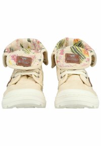 Sneakers beige alte con suole bianche, fodera interna con motivo floreale ripiegata e patch del logo Mustang marroni sulle linguette.