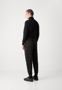 HUGO DRAG - Träningsbyxor - black