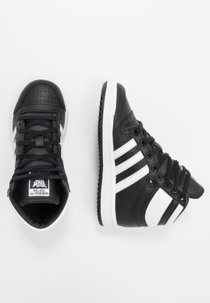 Schwarze High-Top-Sneaker mit Obermaterial aus Leder, weißen Drei-Streifen-Akzenten, perforierter Zehenkappe und runden Schnürsenkeln. Texturierte Gummisohle.