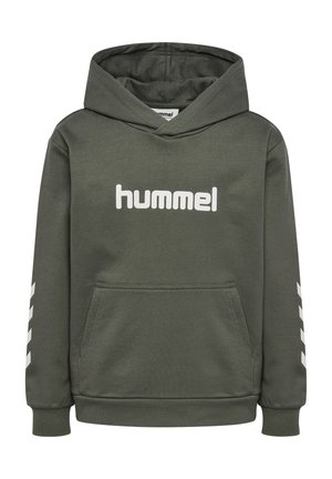 Ciemnozielona bluza z kapturem i kieszenią z przodu, białe logo „hummel” na piersi oraz białe paski w kształcie szewronu na obu rękawach.