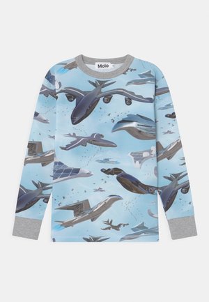 Camicia a maniche lunghe in tessuto azzurro chiaro con un motivo di vari aeromobili in tonalità di grigio e nero, con colletto e polsini grigi.