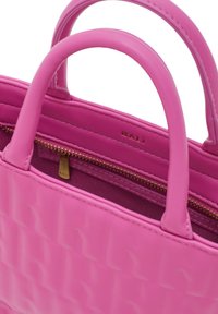 Borsa tote rosa con un motivo testurizzato, due manici e una tasca interna con zip, caratterizzata da hardware dorato e una fodera in nylon.