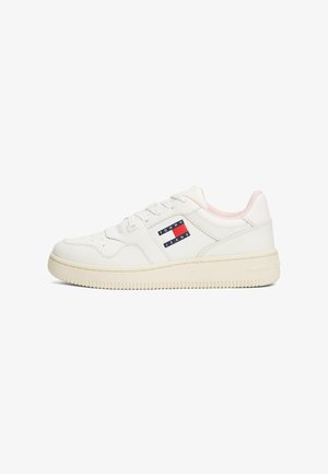 Witte leren sneaker met een low-top ontwerp, lichtroze accenten, geperforeerde neus en een blauw-rood logo op de zijkant. Gemarmerde rubberen zool.