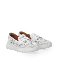 Bílé slip-on boty s perforovaným svrškem, jemným polstrováním a gumovou podrážkou se žebrováním pro záběr.