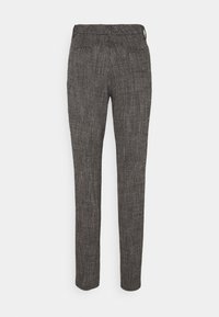 Slim-fit broek in een gestructureerde zwart-witte stof, met een tailleband, twee achterzakken en een gladde afwerking.