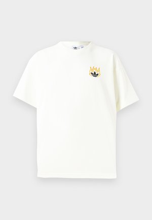 T-shirt en coton blanc à manches courtes, avec un graphique de flammes noires et jaunes au-dessus d'un logo noir sur la poitrine. Texture lisse.