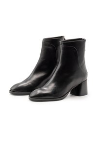 Stivaletti neri in pelle con punta appuntita e tacco robusto. Texture liscia e chiusura con cerniera laterale. Design semplice con minimi dettagli.
