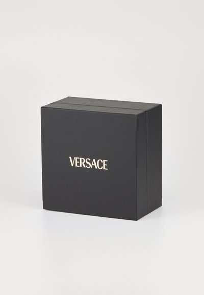 Must lähjem ja tekstuuri must kast, millel on hingedega kaas ja esifoule kuldne "VERSACE" logo. Ristkülikuline kuju puhaste joontega.