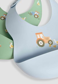 Bave din silicon pentru bebeluși în nuanțe de albastru deschis și verde, cu desene cu tractor și rață. Acestea au o buzunar adânc pentru a prinde firimiturile de mâncare.