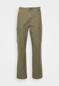 Pantalones cargo verde oliva fabricados en algodón. Incluyen dos bolsillos laterales y un diseño de pierna recta. Textura suave con costuras visibles.