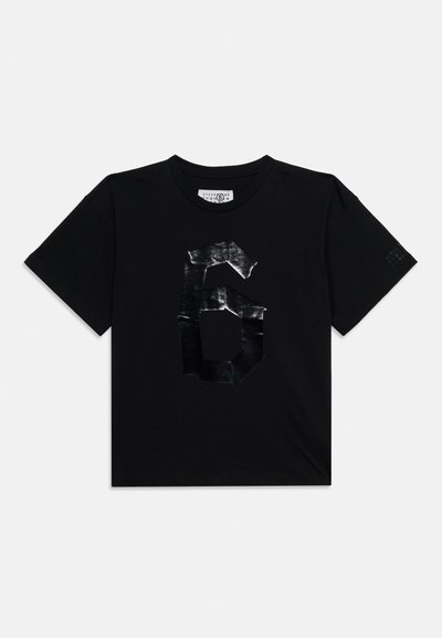 Μαύρο κοντομάνικο μπλουζάκι με μεγάλο γυαλιστερό αριθμό 6 τυπωμένο στο κέντρο σε απλό φόντο.