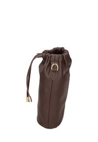 Bustina in pelle marrone con chiusura a cordoncino, parte superiore arricciata, dettagli in ottone dorato e superficie liscia. Forma cilindrica compatta.